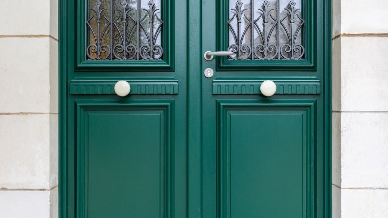 zoom sur une porte d'entrée en bois sur mesure verte